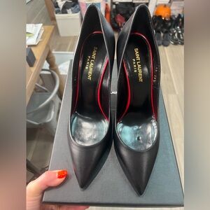 YSL Anja 105 Escarpin Leather Pump

Iconic, modern glam. Tres chic!